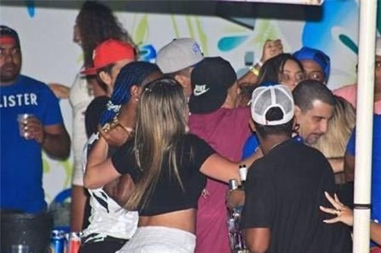"Vua sex Brazil” cùng vợ làm loạn tại quán bar 4