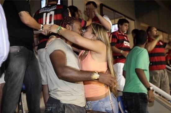 "Vua sex Brazil” cùng vợ làm loạn tại quán bar 9