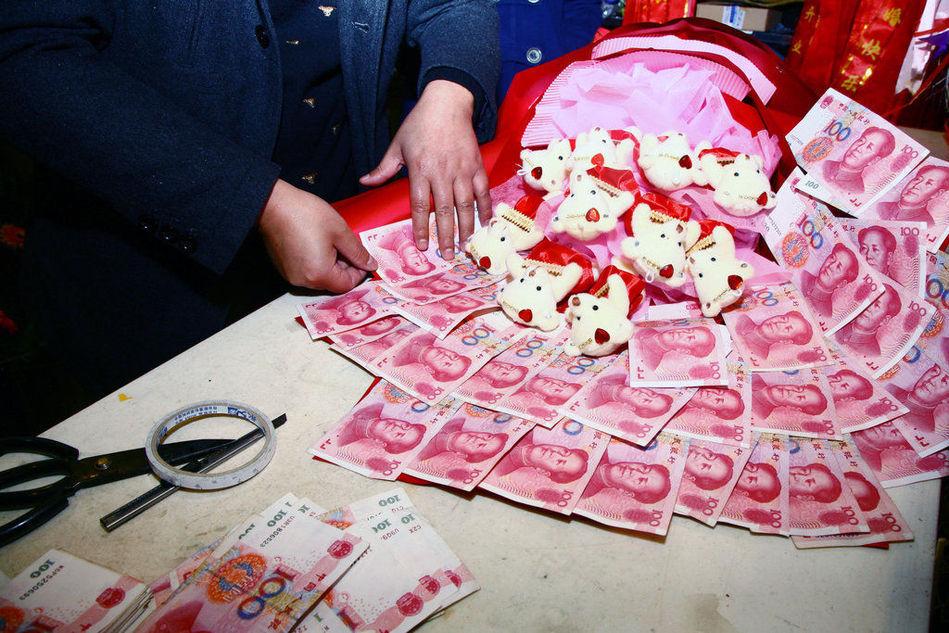 Как за деньги раскрутить жениха 30 глава. Китайский букет с деньгами. Букет из денег. Имя выложенное деньгами.
