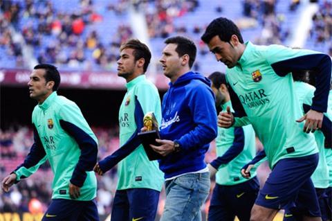 Các cầu thủ Barca đã tặng Messi món quà 