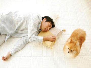 Chồng bỏ mặc vợ vượt cạn một mình để về nhà chăm thú cưng
