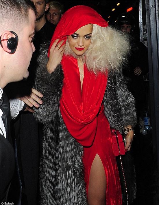 Here we go: Rita makes her way into the blub, where she and boyfriend Calvin Harris partied until 5am