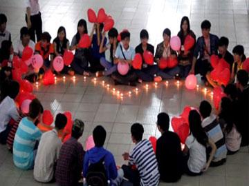 Kết trái tim bằng nến tỏ tình giữa sân trường đại học