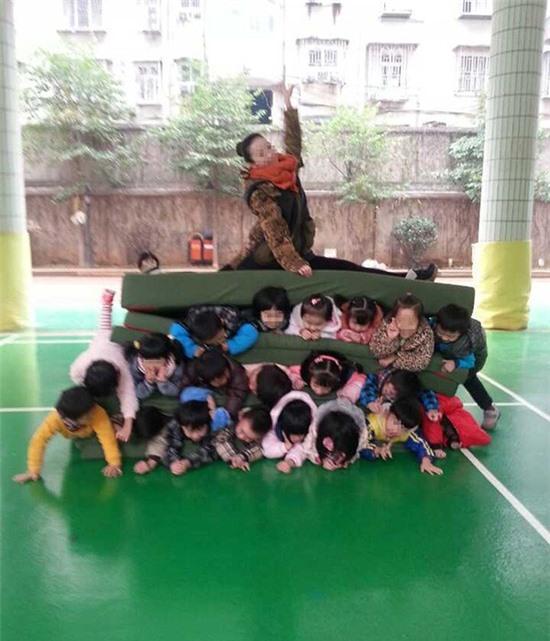 Cô giáo mầm non ngồi đè lên 