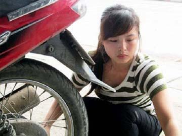 Những kiều nữ vá xe khiến dân mạng chao đảo