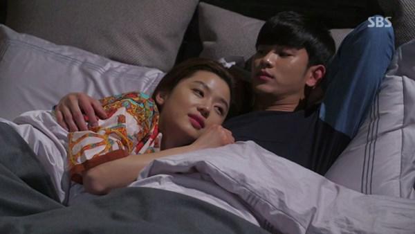 Cặp đôi Hàn ôm nhau trên giường đã trở thành một biểu tượng lãng mạn đối với nhiều người. Hình ảnh đầy đủ tình cảm, đem lại cho người xem cảm giác ngọt ngào và xao xuyến. Hãy cùng xem hình ảnh và tham gia vào cuộc tình lãng mạn này.