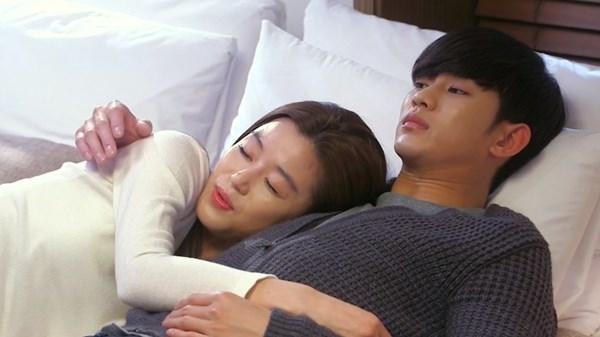 Cặp đôi Hàn ôm nhau trên giường: Khi nhìn vào hình ảnh của hai cặp đôi Hàn ôm nhau trên giường, bạn sẽ cảm nhận được tình yêu của hai người chân thật đến đâu. Đó là một câu chuyện tình yêu hạnh phúc, và ảnh này cho thấy được sự đẹp đẽ của tình yêu trong cuộc sống.