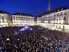 Người dân Pháp trắng đêm cầu nguyện cho nạn nhân trong vụ xả súng