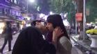 Chàng trai hôn cả chục cô gái xinh trên phố Hà Nội nhờ 