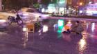 Hà Nội: Kỳ lạ người phụ nữ nằm giữa đường dưới trời mưa rét