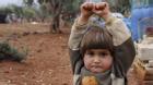 Xót xa hình ảnh bé gái Syria giơ tay đầu hàng nhiếp ảnh gia