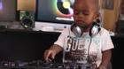 DJ 2 tuổi vẫn còn đóng bỉm nhưng đã chơi nhạc thành thạo