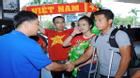 'Thương binh' Tấn Tài cảm động vì fan đón ở Tân Sơn Nhất