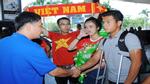 'Thương binh' Tấn Tài cảm động vì fan đón ở Tân Sơn Nhất