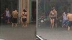 Hoảng hốt với hình ảnh cặp đôi mặc bikini lội giữa phố sau cơn mưa
