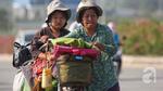 Hành trình yêu thương trên chiếc xe đạp của người mẹ nghèo 53 tuổi và hai cô con gái