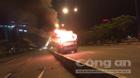 Xe tải bốc cháy ngùn ngụt trên xa lộ Hà Nội