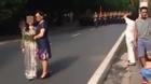 2 phụ nữ bị chỉ trích gay gắt vì chặn đoàn diễu hành để chụp ảnh