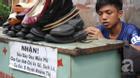 Cảm phục chuyện cậu bé sửa giày dép miễn phí cho người nghèo ở Sài Gòn