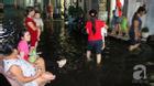 Nước ngập hơn 1 ngày không rút, người Sài Gòn khốn khổ đi thuê nhà nghỉ