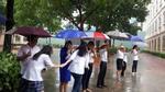 Thầy cô chịu ướt người, xếp hàng che mưa cho học sinh