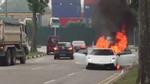 Siêu xe Lamborghini bốc cháy dữ dội giữa đường phố Singapore