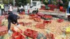 Xe tải đổ hàng ngàn quả trứng xuống đường, người dân giúp nhặt và mua trứng