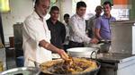 Kinh ngạc đầu bếp Ấn Độ dùng tay không nhúng dầu sôi để chiên cá