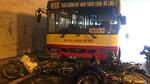 Hà Nội: Xe buýt húc đổ loạt xe máy dưới hầm Kim Liên