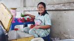 Cảm động cô bé 12 tuổi bỏ học bán phá lấu nuôi mẹ ung thư ở Sài Gòn