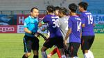 Cầu thủ Myanmar vây đuổi trọng tài Phùng Đình Dũng