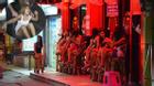 Vén bức màn cuộc sống của người chuyển giới bán dâm tại phố đèn đỏ Thái Lan