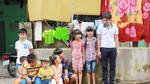 Thái Hòa xúc động khi đến thăm khu xóm trọ nghèo