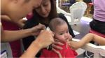 Clip con trai Khánh Thi ngồi ngoan khi cắt tóc