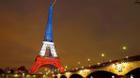 Tháp Eiffel sáng đèn trở lại sau nhiều ngày chìm trong bóng tối