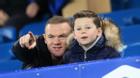 Rooney đưa con trai tới sân cổ vũ Everton