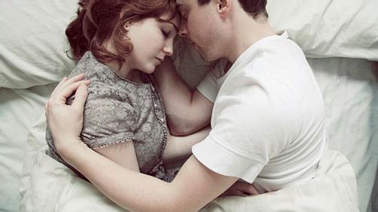 Chồng nằm viện vẫn nhắn tin tình tứ với người yêu cũ
