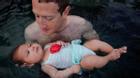 Ông chủ Facebook khoe ảnh con gái lần đầu đi bơi khi mới 2 tháng tuổi
