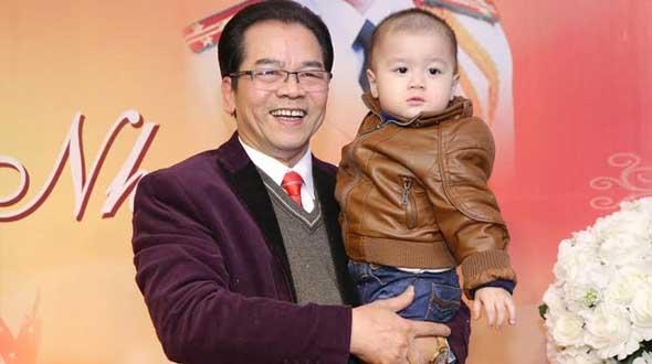 Diễn viên Người phán xử bị chỉ trích khi lộ ảnh sử dụng tay gấu-2