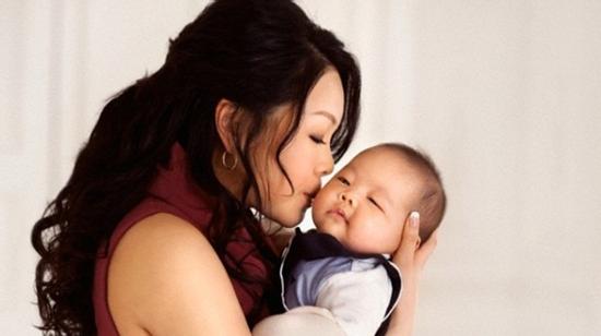 Chỉ ba tháng sau khi sinh, tôi đã phải lén lút bế con về nhà ngoại
