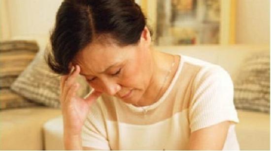 Mẹ chồng lụi hụi lo ông Công ông Táo, con dâu chỉ lo nhậu nhẹt