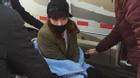 Lay (EXO) bất ngờ ngồi xe lăn sang Hàn Quốc chữa bệnh