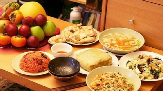 Vợ tất bật nấu cỗ, chồng rung đùi 