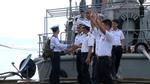 Xuân Bắc nghẹn ngào chia tay các chiến sĩ hải quân