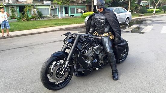 Chàng trai Việt Nam đầu tư cả bộ Batman, xuống phố chơi Tết