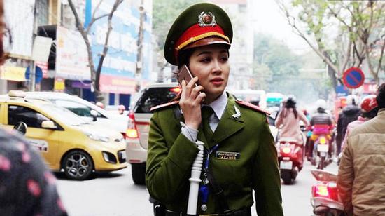 Nữ cảnh sát xinh đẹp phân luồng giao thông trong ngày vía thần Tài