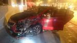 Hà Nội: Vượt đèn đỏ, ô tô Kia đâm bẹp taxi lúc nửa đêm