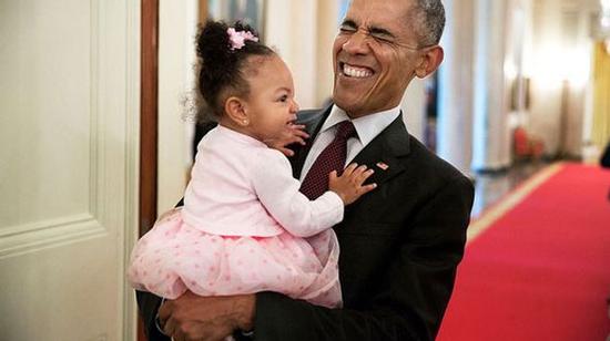 Ảnh Obama và những đứa trẻ gây sốt mạng Twitter