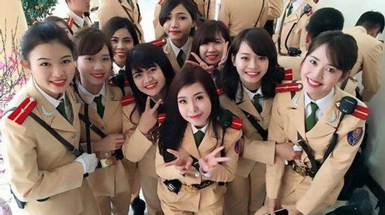 Thích thú hình ảnh cực xinh của nữ cảnh sát giao thông Việt Nam