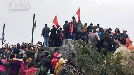 'Biển người' check in trên nóc nhà Đông Dương Fansipan